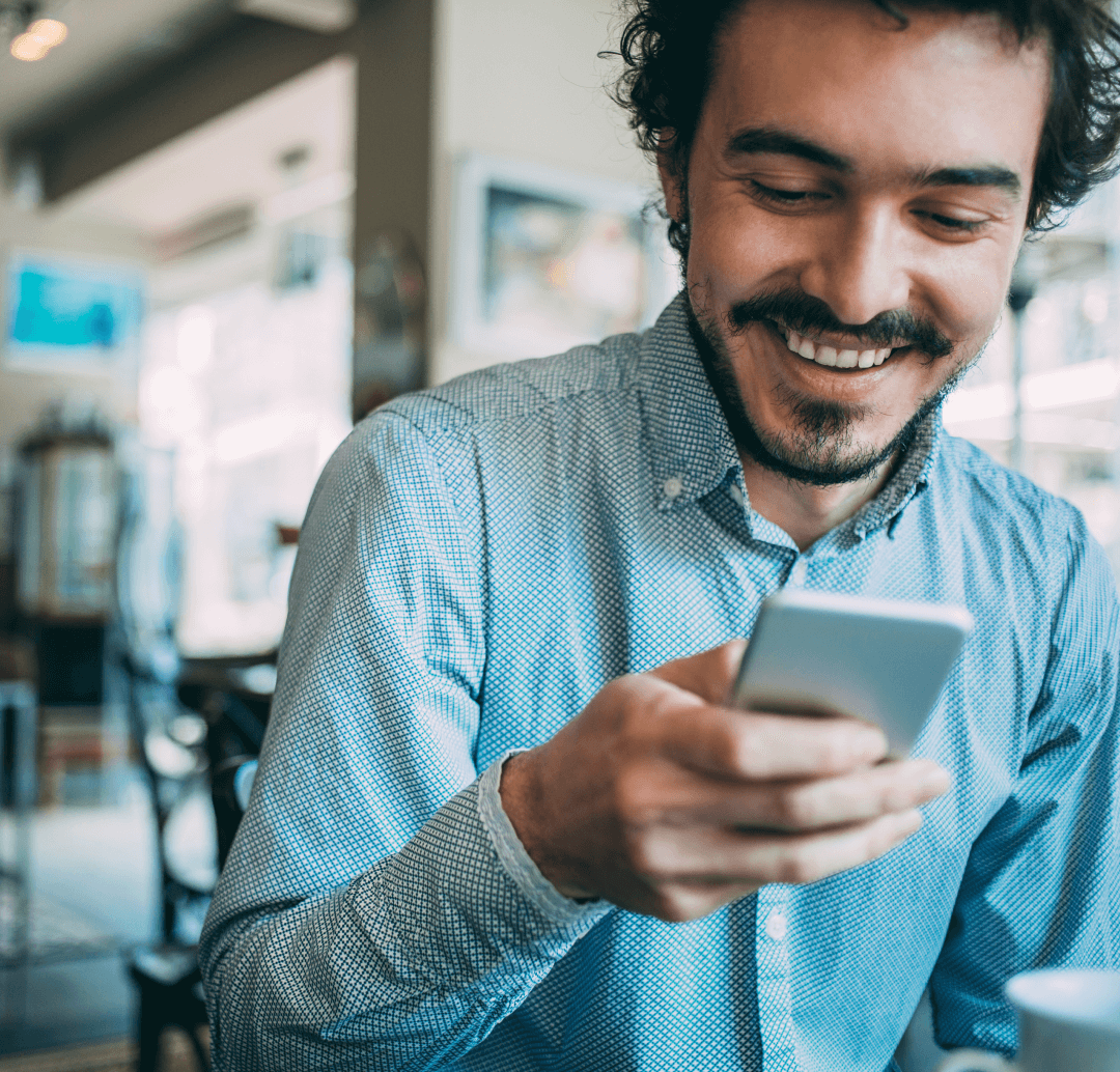 Client consultant un menu digital via QR code sur son mobile